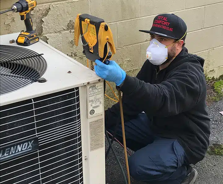 Tech working on Air Conditioning unit in Franklin Lakes NJ.
